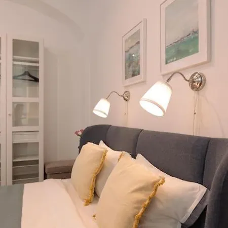 Nr 3 - J26 Luxury Apartment, Jauniela 26 Old - Great View & Location - 2 Bedrooms - 80 M2 Апартаменты Рига