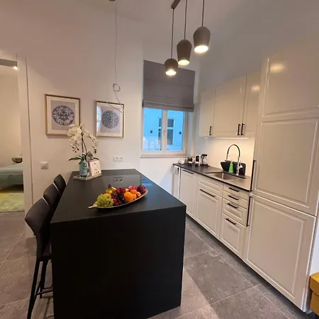 Nr 3 - J26 Luxury Apartment, Jauniela 26 Old - Great View & Location - 2 Bedrooms - 80 M2 Apartman